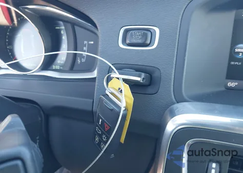 2014 Volvo S60 T5 Platinum из США, поврежденный, VIN YV1612FS1E1285735